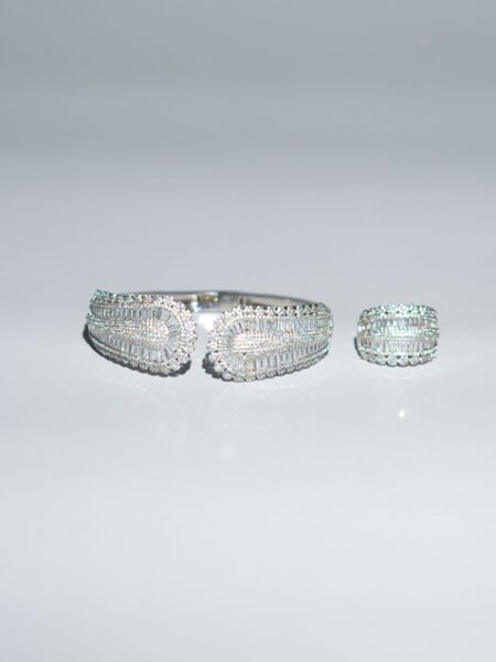 "DUBAI DIAMONTIS STONE BENGALES FINGER RING"