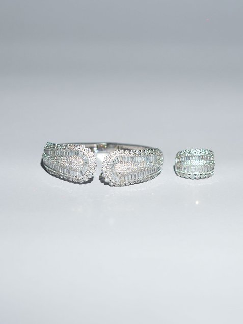 "DUBAI DIAMONTIS STONE BENGALES FINGER RING"