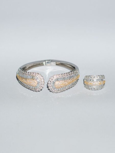 "DUBAI DIAMONTIS STONE BENGALES FINGER RING"