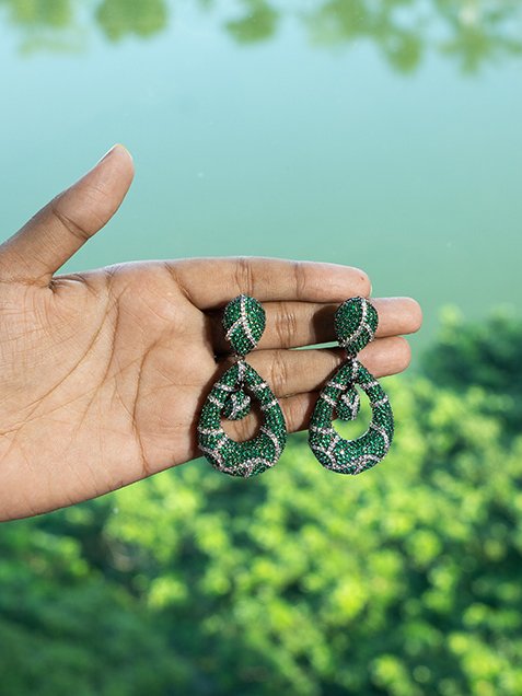 "EAR RING MODERN TRENDY EMERALD DIAMONTIS"